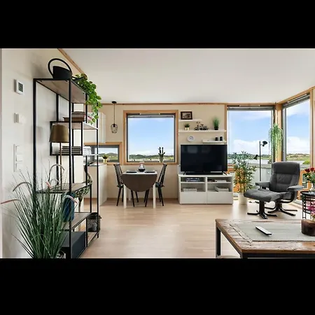 아파트 Cozy With Sea View, 5 Min From Ons